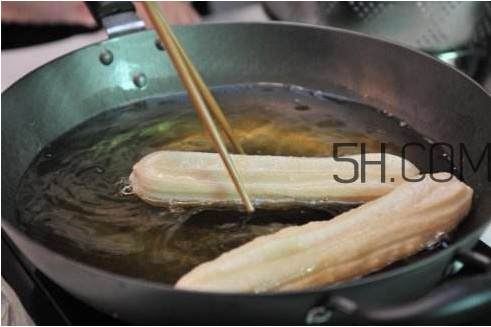 油條為什么要放小蘇打 油條不放小蘇打可以嗎 油條為什么要放小蘇打 油條不放小蘇打可以嗎