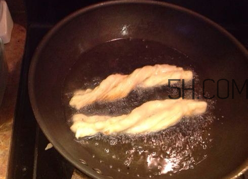 油條為什么要放小蘇打 油條不放小蘇打可以嗎 油條為什么要放小蘇打 油條不放小蘇打可以嗎