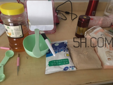 三七粉和蜂蜜能祛斑嗎 三七粉和蜂蜜做面膜的功效 三七粉和蜂蜜能祛斑嗎 三七粉和蜂蜜做面膜的功效