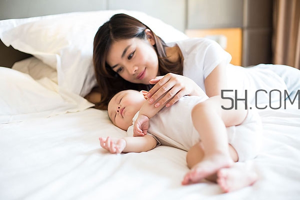 一歲寶寶睡覺(jué)流口水是怎么回事 6原因不容忽視 一歲寶寶睡覺(jué)流口水是怎么回事 6原因不容忽視