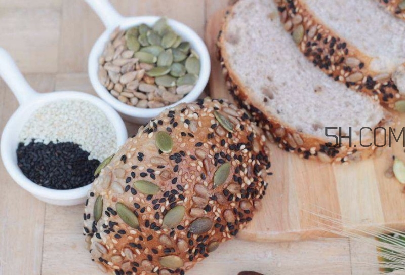 黑芝麻和白芝麻有什么區(qū)別？黑芝麻和白芝麻哪個好？