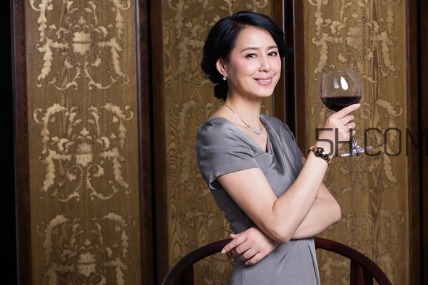 過(guò)期紅酒能喝嗎 過(guò)期紅酒有什么用途 過(guò)期紅酒能喝嗎 過(guò)期紅酒有什么用途