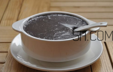 黑芝麻糊用開(kāi)水沖還是溫開(kāi)水？黑芝麻糊養(yǎng)胃嗎？