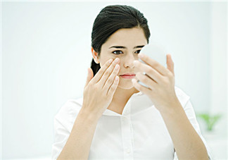 卸妝油可以卸眼唇嗎 卸妝油的使用方法