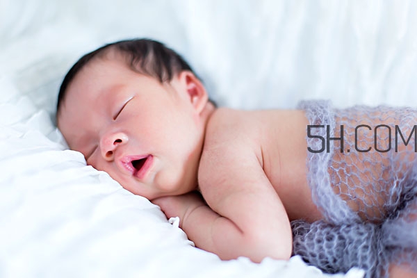 一歲寶寶睡覺(jué)流口水是怎么回事 6原因不容忽視 一歲寶寶睡覺(jué)流口水是怎么回事 6原因不容忽視