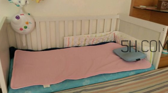 抱著寶寶睡覺到底好不好？如何糾正抱著寶寶睡覺？