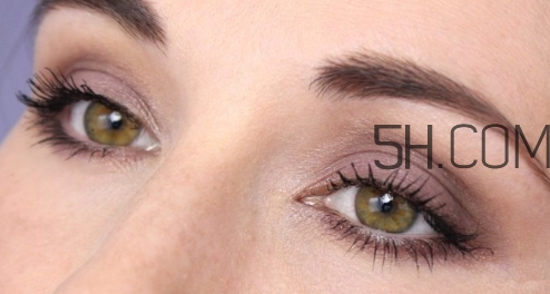 essence眼影盤哪款好看？essence八色眼影盤試色