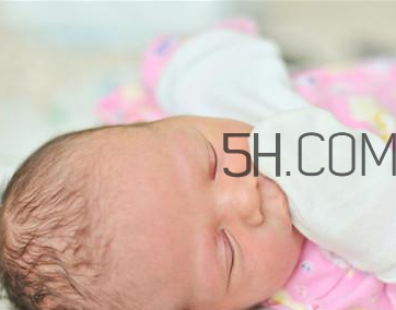 新生兒黃疸癥狀有哪些？新生兒病理性黃疸治療方法