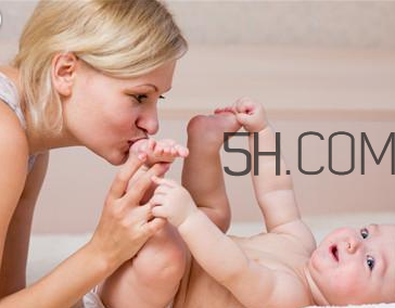 寶寶紅屁股擦什么好？寶寶拉屎綠色怎么回事？