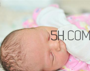 嬰兒發(fā)燒怎么辦？嬰兒身上有紅斑為什么？