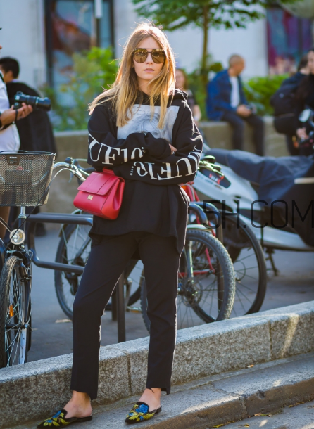 紅色包包配什么顏色衣服？紅色包包怎么搭配？