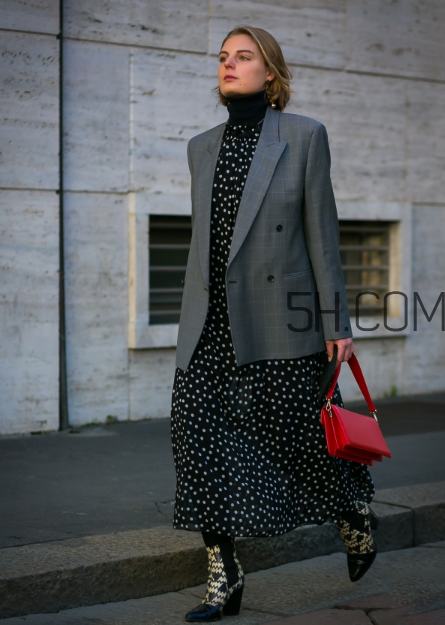 紅色包包配什么顏色衣服？紅色包包怎么搭配？