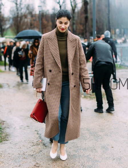 紅色包包配什么顏色衣服？紅色包包怎么搭配？