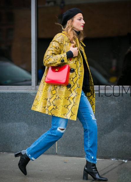 紅色包包配什么顏色衣服？紅色包包怎么搭配？