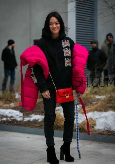 紅色包包配什么顏色衣服？紅色包包怎么搭配？