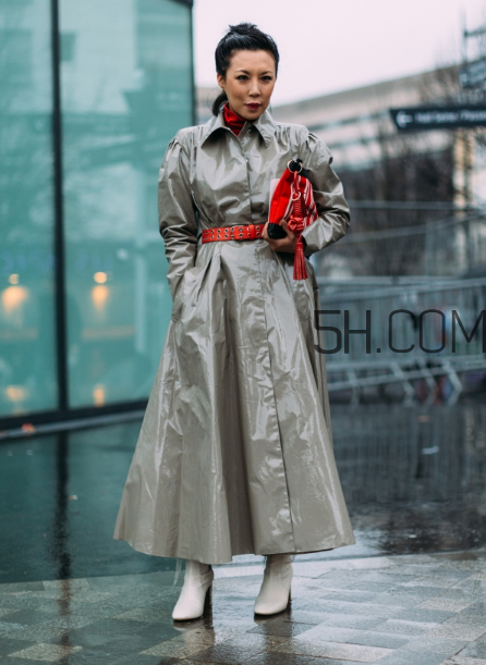 紅色包包配什么顏色衣服？紅色包包怎么搭配？