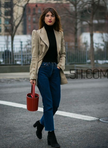 紅色包包配什么顏色衣服？紅色包包怎么搭配？