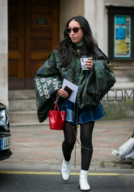 紅色包包配什么顏色衣服？紅色包包怎么搭配？