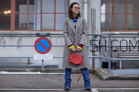 紅色包包配什么顏色衣服？紅色包包怎么搭配？