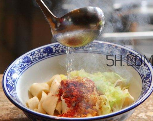 油潑面用什么油 油潑面用什么醬油 油潑面用什么油 油潑面用什么醬油