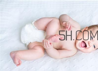 寶寶鼻子不通氣的原因？寶寶因受涼吐奶怎么辦？