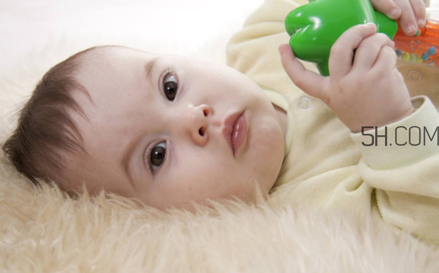 寶寶鼻子不通氣的原因？寶寶因受涼吐奶怎么辦？