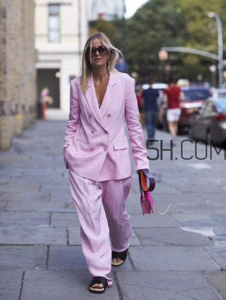 粉色西裝怎么搭配？粉色西裝搭配圖片