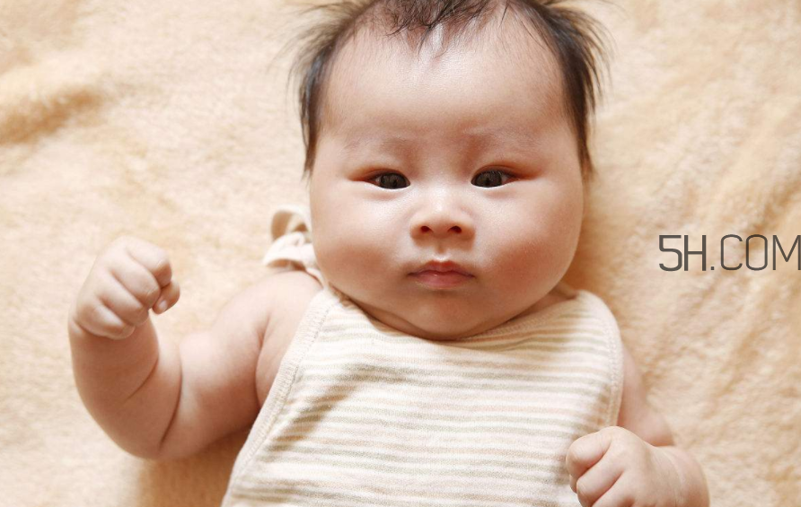 寶寶舌苔發(fā)白是什么原因？寶寶可以吃山楂片嗎？