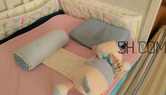 抱著寶寶睡覺到底好不好？如何糾正抱著寶寶睡覺？