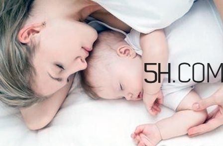 抱著寶寶睡覺到底好不好？如何糾正抱著寶寶睡覺？