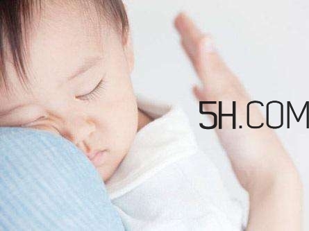 抱著寶寶睡覺到底好不好？如何糾正抱著寶寶睡覺？