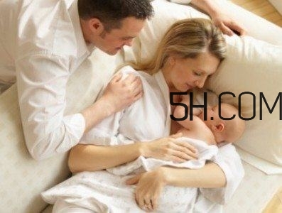 抱著寶寶睡覺到底好不好？如何糾正抱著寶寶睡覺？