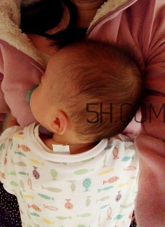 抱著寶寶睡覺到底好不好？如何糾正抱著寶寶睡覺？