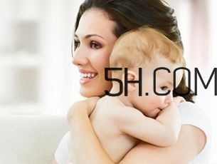 抱著寶寶睡覺到底好不好？如何糾正抱著寶寶睡覺？