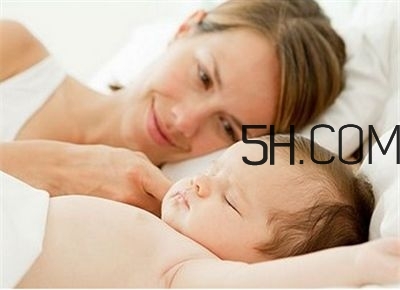 抱著寶寶睡覺到底好不好？如何糾正抱著寶寶睡覺？