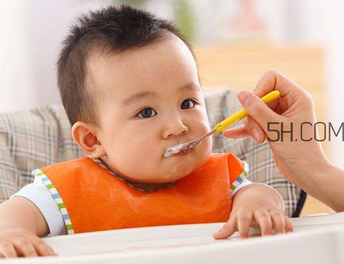 母乳和奶粉哪個(gè)好？媽媽開心最重要