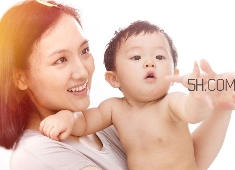 母乳和奶粉哪個(gè)好？媽媽開心最重要