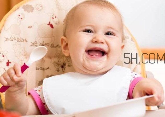 寶寶多大可以自己吃飯？如何讓寶寶愛(ài)上吃飯？