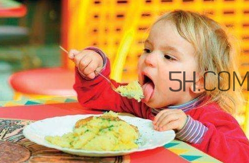 教會寶寶自己吃飯，你做到這些了嗎？