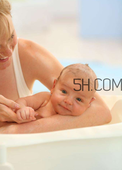 沒(méi)滿月的寶寶可以剪指甲嗎？寶寶手指頭脫皮怎么辦？