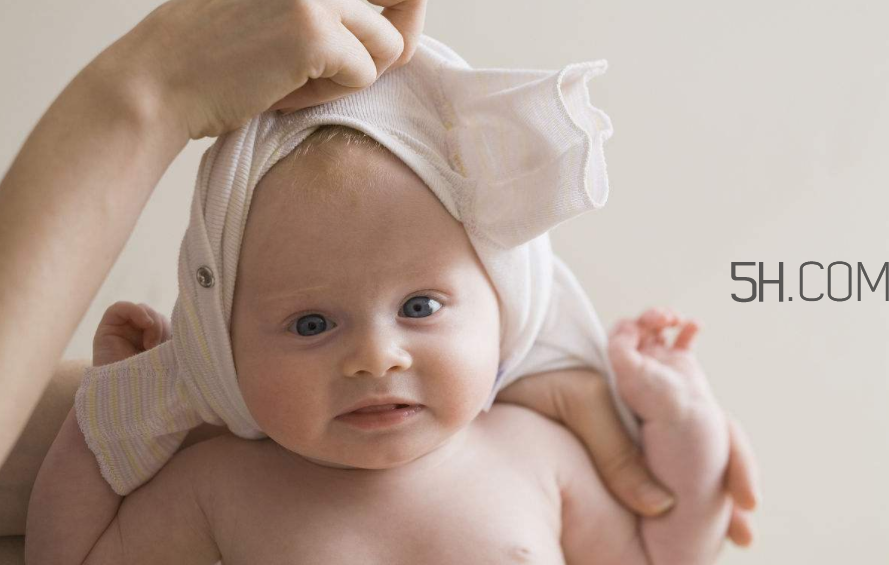 沒(méi)滿月的寶寶可以剪指甲嗎？寶寶手指頭脫皮怎么辦？