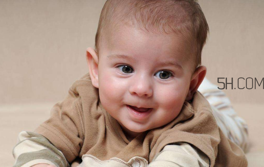 沒(méi)滿月的寶寶可以剪指甲嗎？寶寶手指頭脫皮怎么辦？