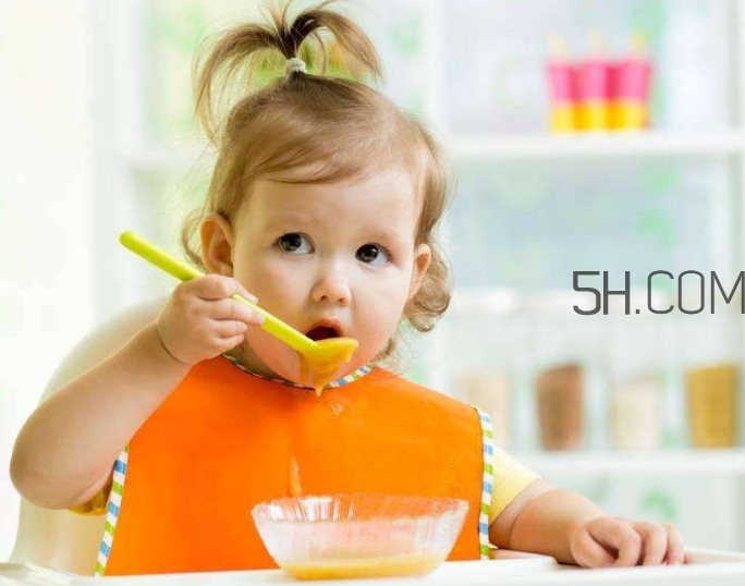寶寶多大可以自己吃飯？如何讓寶寶愛(ài)上吃飯？