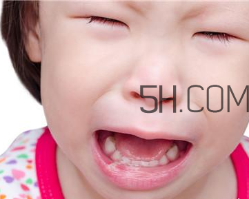 幼兒嘴巴長(zhǎng)泡疹怎么辦才好？小兒腦癱與發(fā)育遲緩一樣嗎？