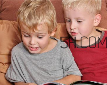 幼兒嘴巴長(zhǎng)泡疹怎么辦才好？小兒腦癱與發(fā)育遲緩一樣嗎？