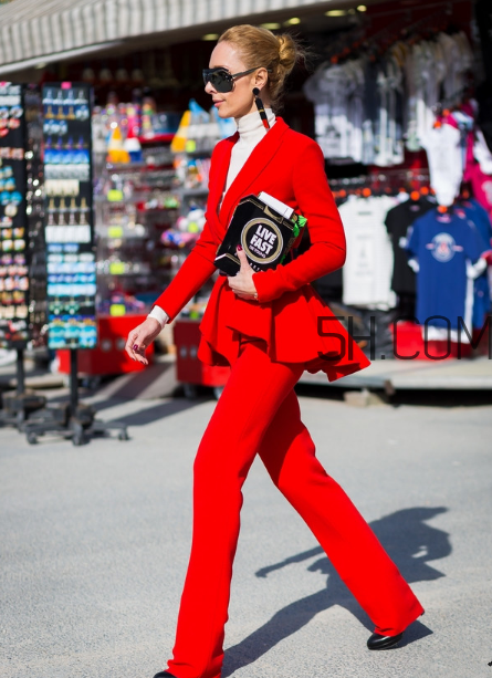 紅色外套里面配什么？紅色外套內(nèi)搭什么顏色？