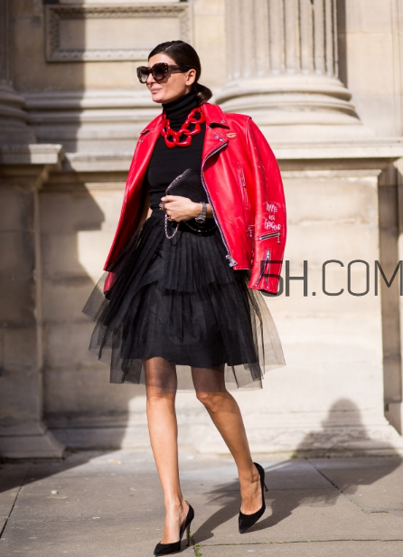 紅色外套里面配什么？紅色外套內(nèi)搭什么顏色？