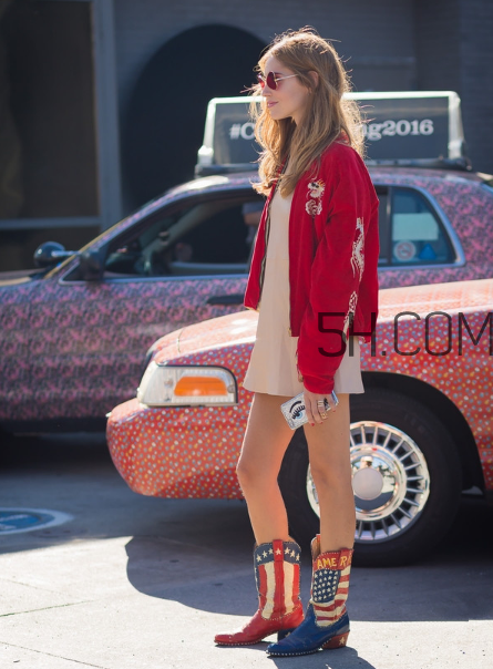 紅色外套里面配什么？紅色外套內(nèi)搭什么顏色？