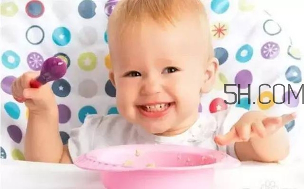 寶寶多大可以自己吃飯？如何讓寶寶愛(ài)上吃飯？