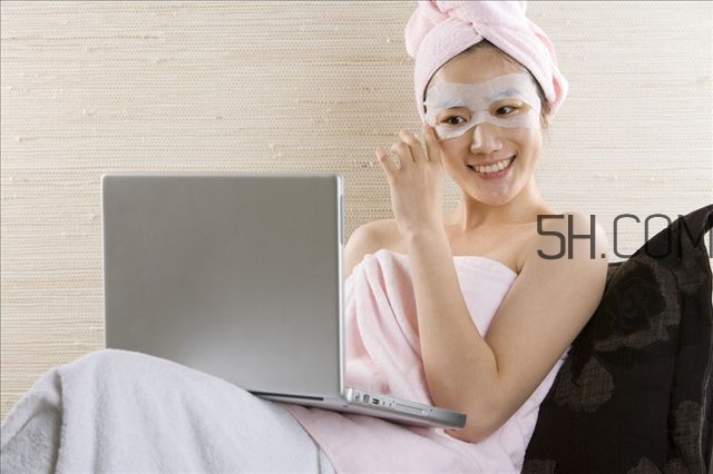 敷眼膜的最佳時(shí)間 敷眼膜的時(shí)候怎么辦 敷眼膜的最佳時(shí)間 敷眼膜的時(shí)候怎么辦